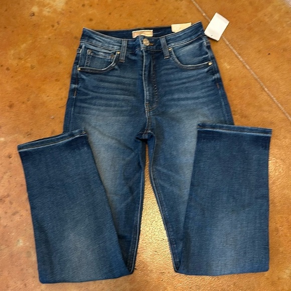 Kut from the Kloth Denim - NWT Kut From the Kloth Jean size 00. Waist flat 13”. Rise 11”. Inseam 27”.